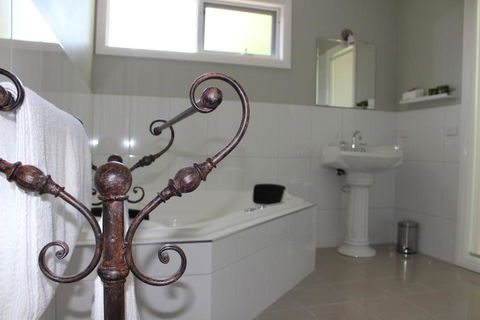 Amelina Cottages - Tourism Hervey Bay 3