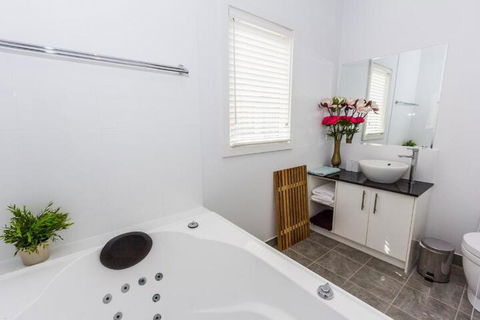 Seaside Spa Retreat - Tourism Hervey Bay 4