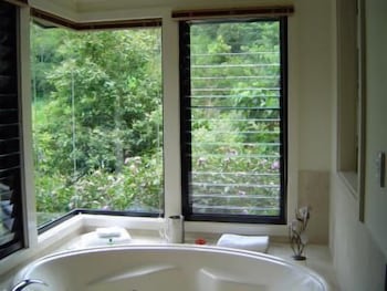 Montagues Of Montville - Tourism Hervey Bay 5