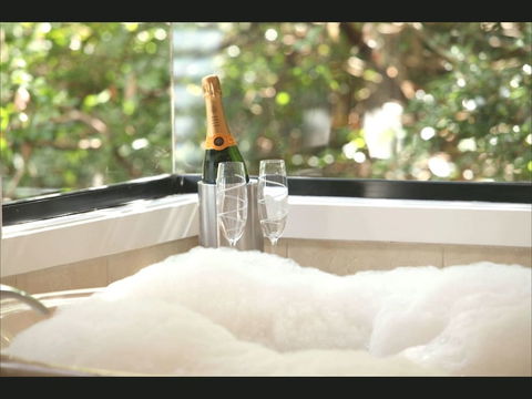 Montagues Of Montville - Tourism Hervey Bay 6