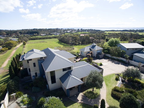 Hilltop Apartments Phillip Island - Hervey Bay Accommodation 1
