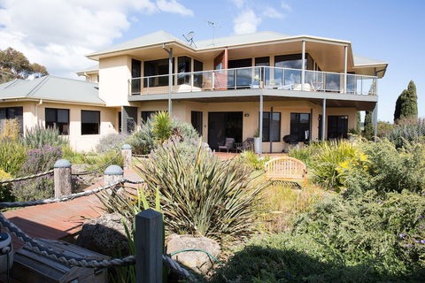 Hilltop Apartments Phillip Island - Hervey Bay Accommodation 3