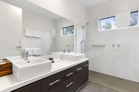 Anchors Beach House - Hervey Bay Accommodation 0
