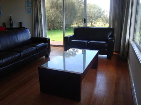 Absolute Waterfront Cottage - Hervey Bay Accommodation 2