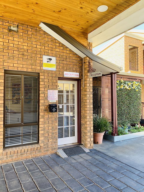 The Cottage Motor Inn Albury - Hervey Bay Accommodation 3