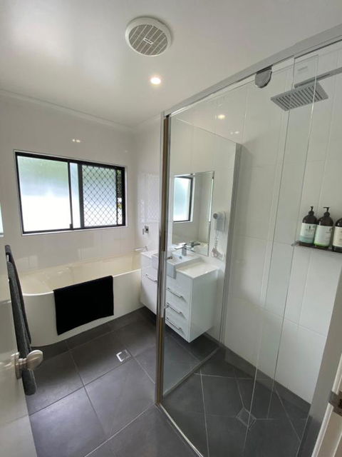 Cooktown Harbour View Luxury Apartments - Hervey Bay Accommodation 4