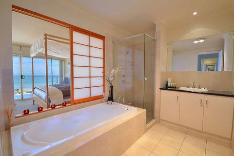 Adelaide Luxury Beach House - Tourism Hervey Bay 3