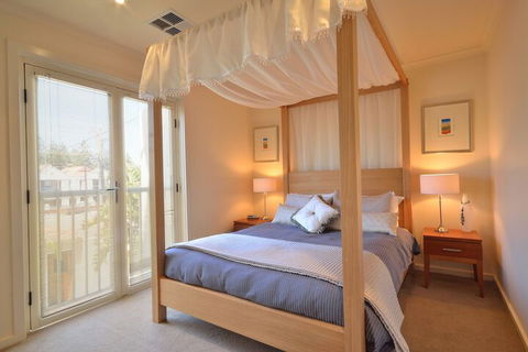 Adelaide Luxury Beach House - Tourism Hervey Bay 4