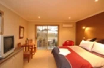 Motel Strahan - Hervey Bay Accommodation 0