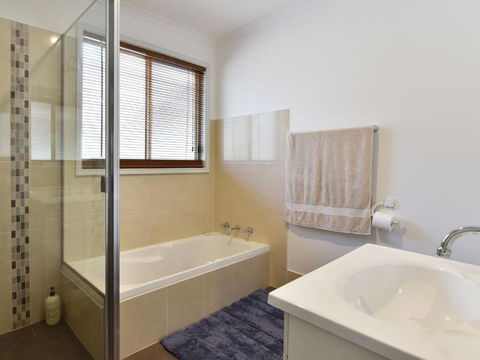 Kangaroo Cottage Cute Accom In Bushland Setting - Hervey Bay Accommodation 6
