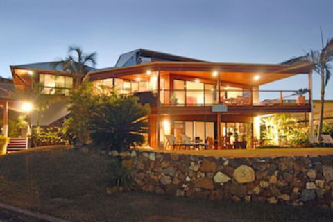 Airlie Waterfront Bed & Breakfast - Tourism Hervey Bay 0
