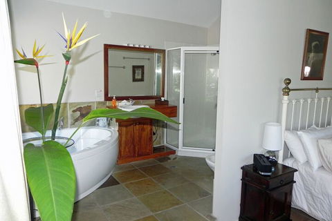 Airlie Waterfront Bed & Breakfast - Tourism Hervey Bay 5