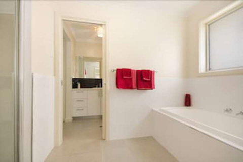 Fringe Apartments - Hervey Bay Accommodation 3