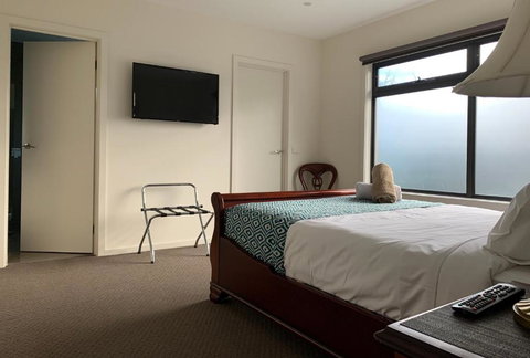 Champagne Stays Apartment - Hervey Bay Accommodation 4