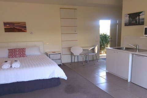 Springtide Studio Apartments - Hervey Bay Accommodation 7