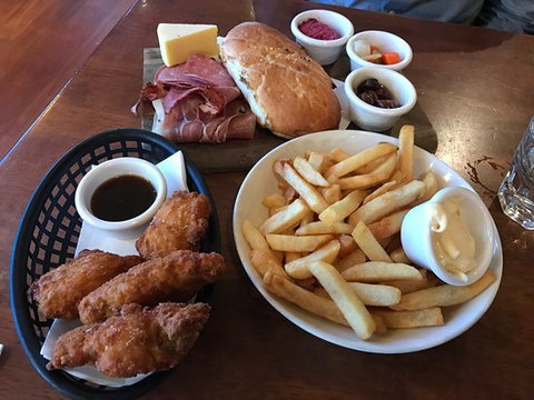 P. J. O'Brien's - Hervey Bay Accommodation 0