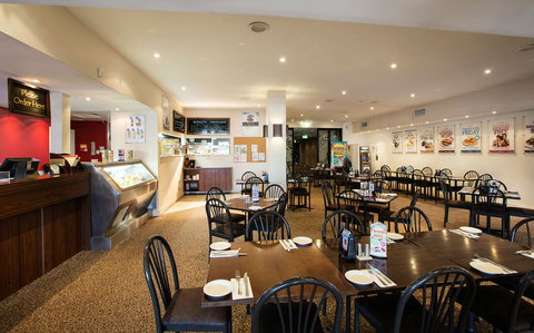 Palm Beach Hotel - Tourism Hervey Bay 0