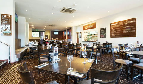 Holland Park Hotel - Hervey Bay Accommodation 0