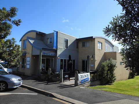 Waves Cafe, Bar And Restaurant - Hervey Bay Accommodation 1