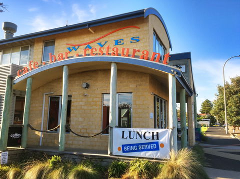 Waves Cafe, Bar And Restaurant - Hervey Bay Accommodation 2