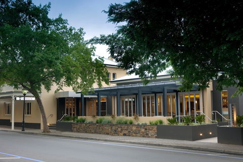 The Barker Hotel - Tourism Hervey Bay 0