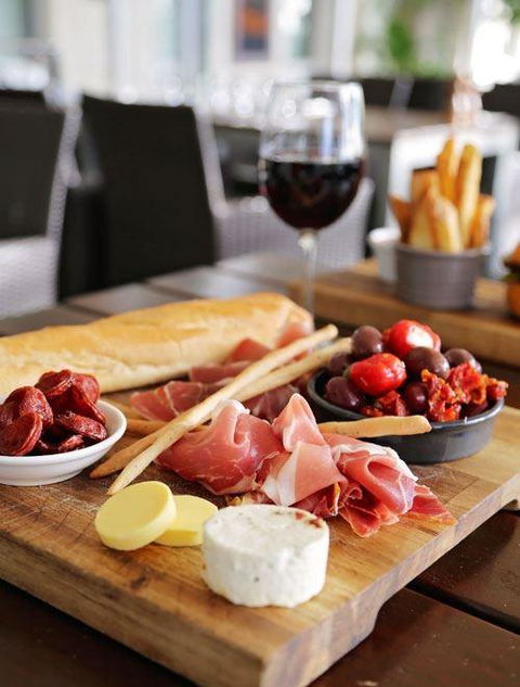 Tradewinds Bar & Bistro - Tourism Hervey Bay 2