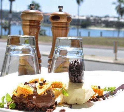 Tradewinds Bar & Bistro - Tourism Hervey Bay 4