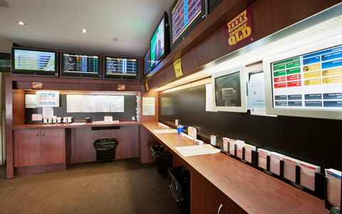Commercial Hotel - Hervey Bay Accommodation 3