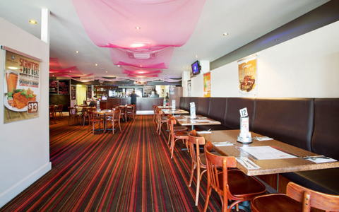 Commercial Hotel - Hervey Bay Accommodation 4
