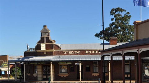 Phoebe's @ Ten Dollar Town Motel - Tourism Hervey Bay 6