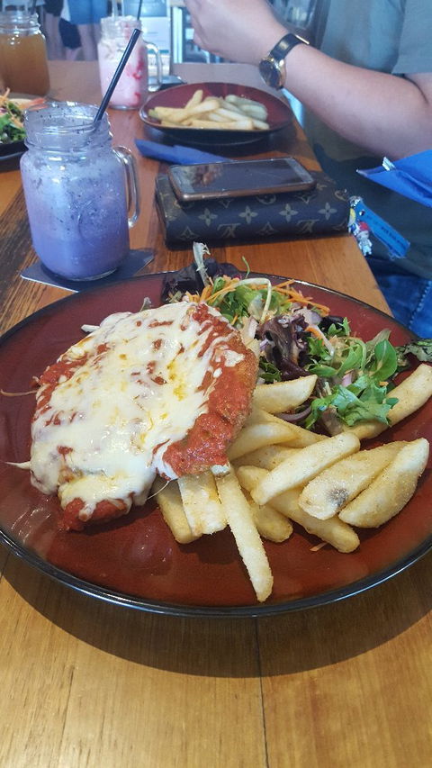 Beachfront Hotel - Tourism Hervey Bay 9