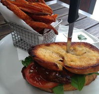 Red Dog on the Green - Hervey Bay Accommodation