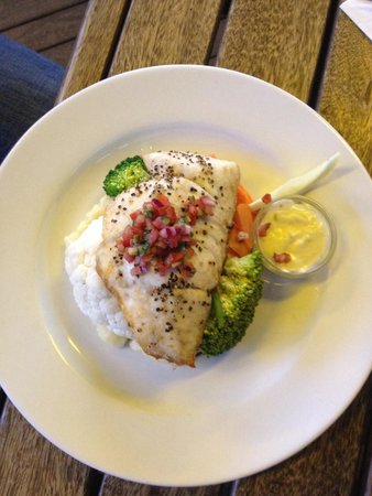 Albion Hotel Restaurant - Tourism Hervey Bay 0