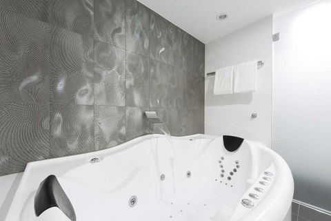 Avenue Hotel Canberra - Tourism Hervey Bay 3