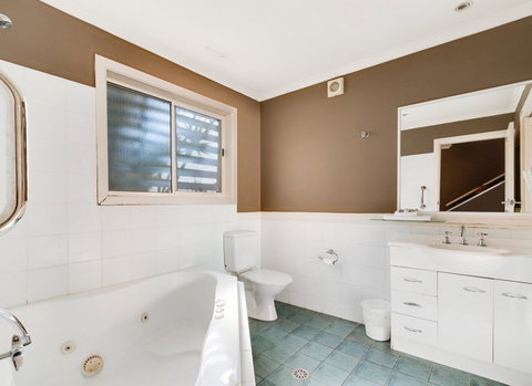 Aqualuna Beach Resort - Hervey Bay Accommodation 3