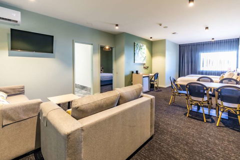 Nightcap At Commercial Hotel - Tourism Hervey Bay 4
