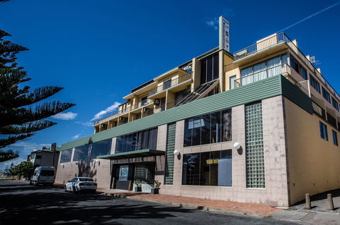 Alloggio Newcastle Beach Hotel - Tourism Hervey Bay 0