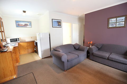 The Fox & Hounds Inn - Tourism Hervey Bay 1