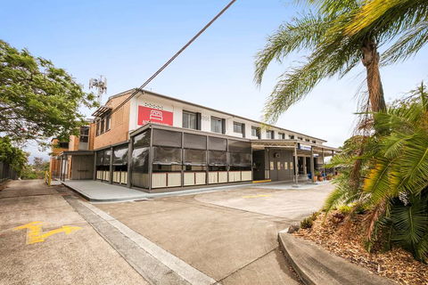 Camp Hill Hotel - Tourism Hervey Bay 0