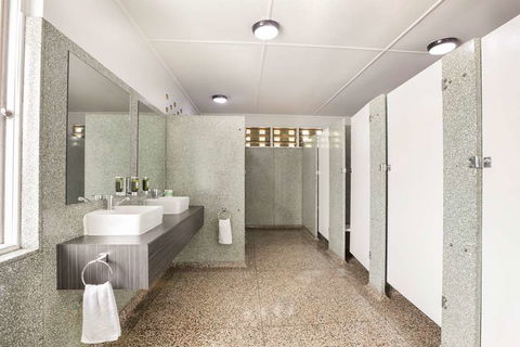 Camp Hill Hotel - Tourism Hervey Bay 1