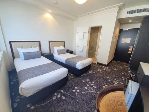 Burke & Wills Hotel - Hervey Bay Accommodation 1