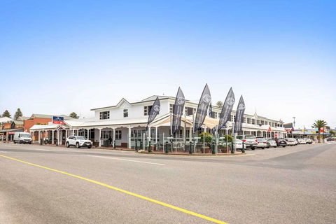 Hotel Victor - Tourism Hervey Bay 0