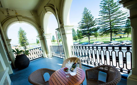 Largs Pier Hotel - Tourism Hervey Bay 2