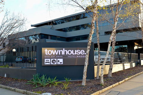 Townhouse Hotel, Wagga - Tourism Hervey Bay 0
