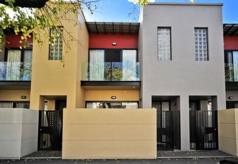 RNR Apartments, Adelaide - Hervey Bay Accommodation 0