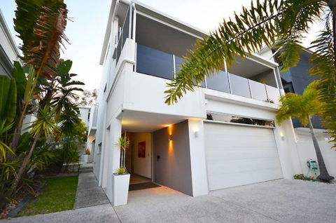 Alex Beach House - Tourism Hervey Bay 0