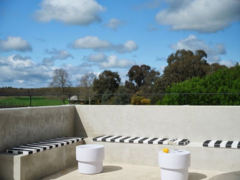 Lindenwarrah Hotel - Tourism Hervey Bay 0