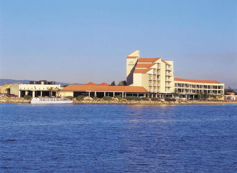 The Lakes Resort Hotel - Tourism Hervey Bay 1
