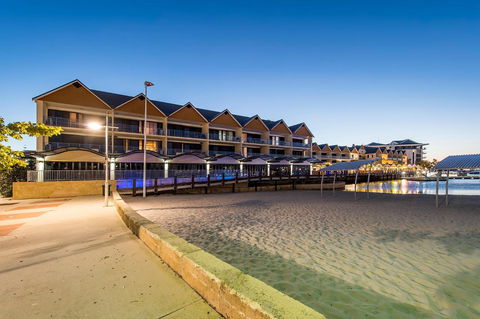 Dolphin Quay Apartment Hotel - Tourism Hervey Bay 0