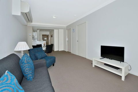 Dolphin Quay Apartment Hotel - Tourism Hervey Bay 2